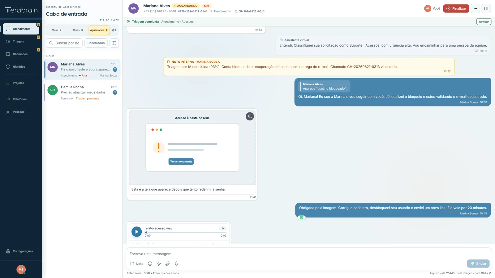 Caixa de entrada com a conversa de uma solicitante, triagem concluída no topo, nota interna e anexos